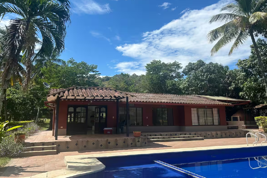 Fincas en alquiler en Cundinamarca con piscina Casa Manatí - San Joaquín